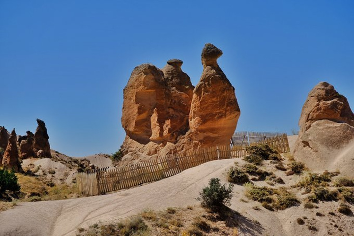 所以这里也是基督教圣地,信徒在洞穴里修建了