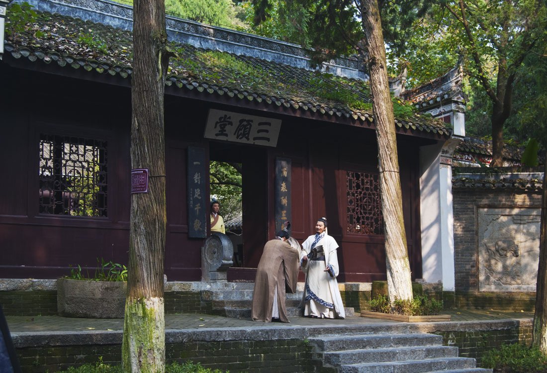 刘备三顾茅庐的场景