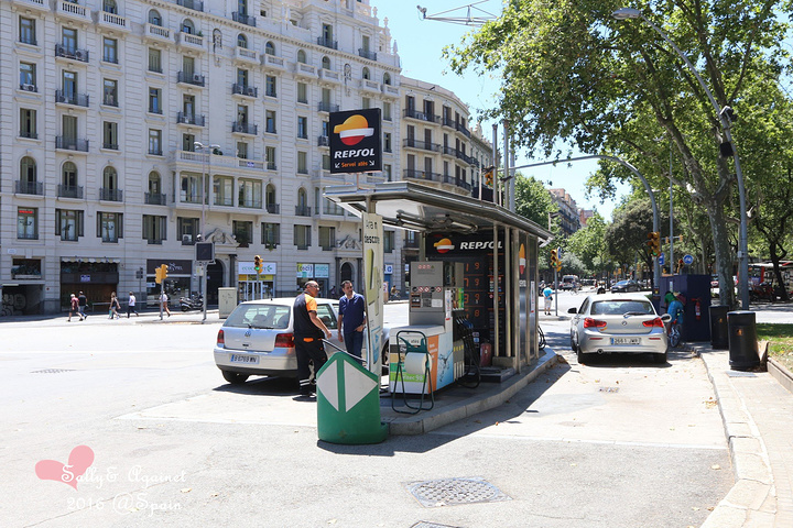 不得不说,巴塞罗那很喜欢中间走人,两边开车的