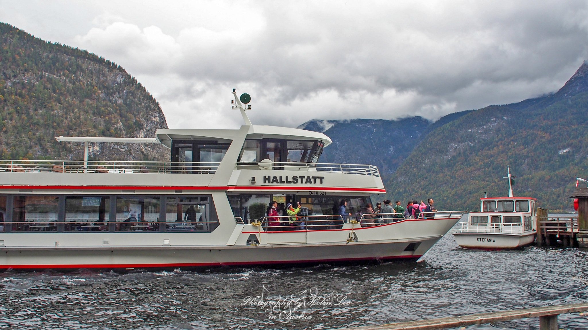 哈尔施塔特码头,一艘船正在靠岸.