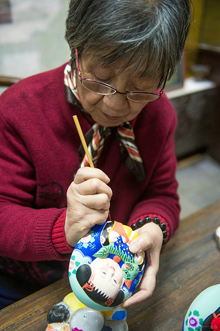 项目代表性传承人,在她的工作室里可以跟着一起学习泥人的制作过程