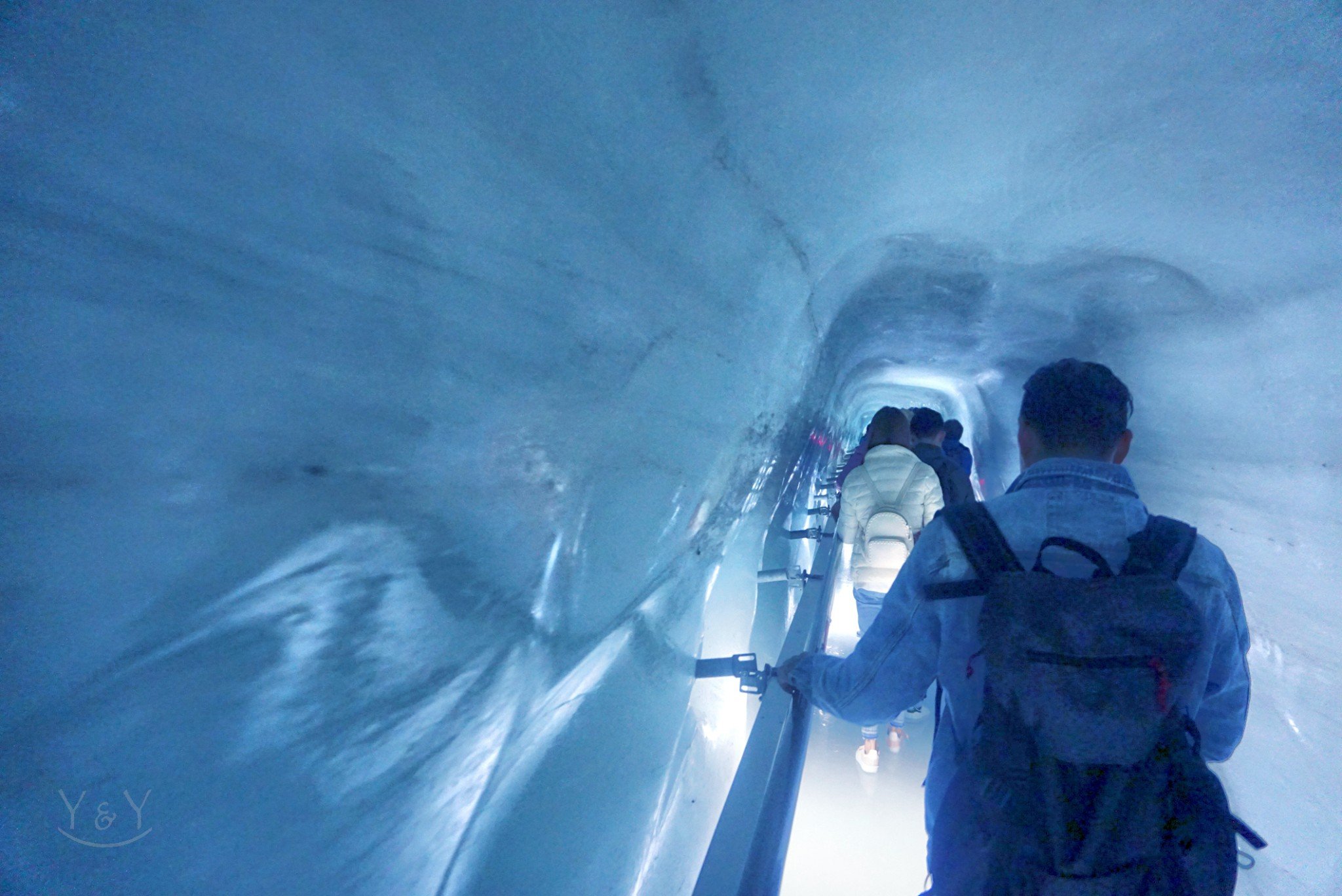 冰道,年纪稍大的游客要当心了.