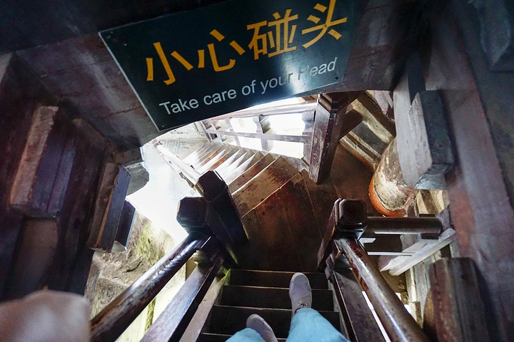 有点毛骨悚然的感觉,虎丘塔也是因为有暗层保护经书,才不至于全部烧毁