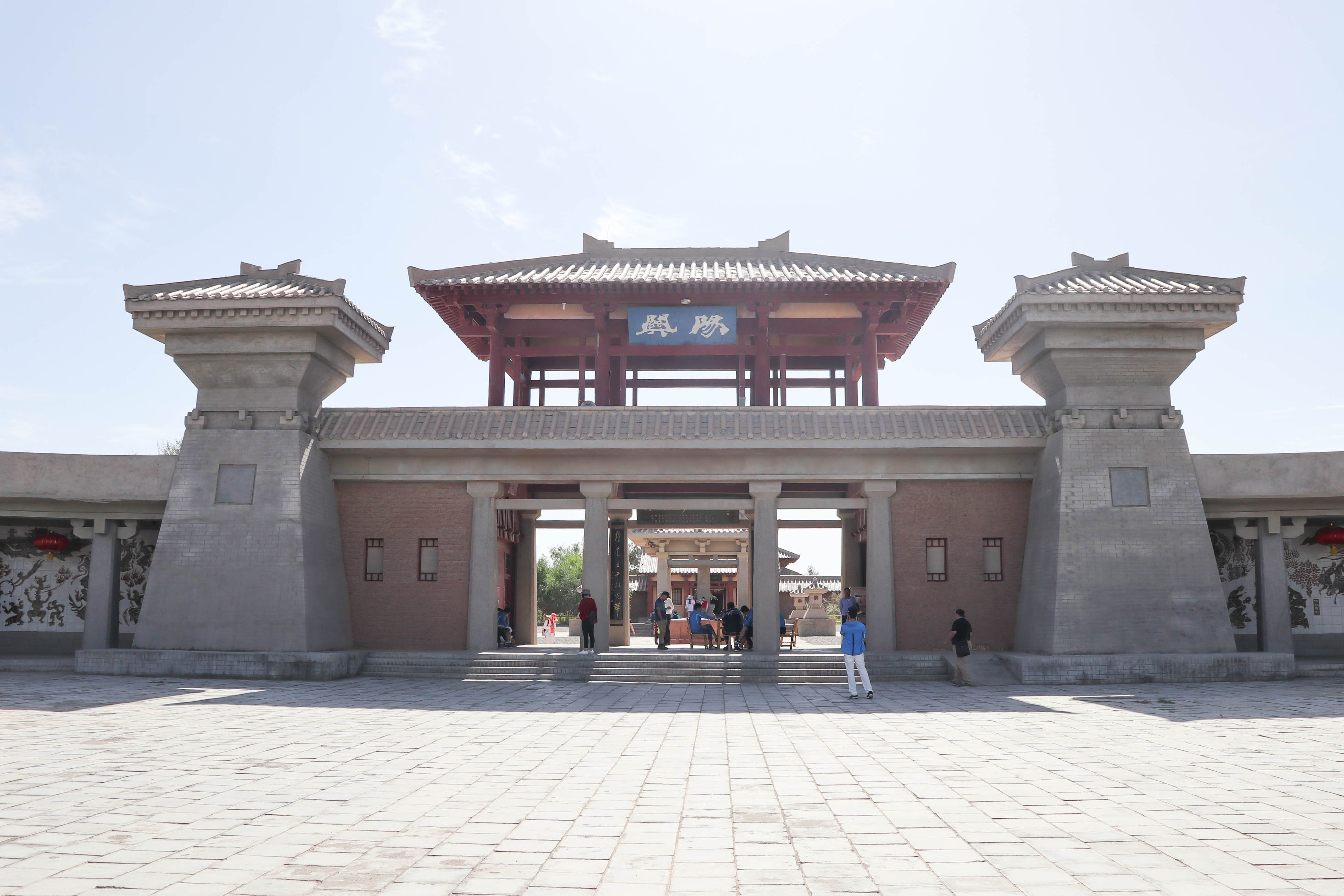 昔日的阳关城早已荡然无存仅存一座汉代烽燧遗址耸立在墩墩山上依靠这