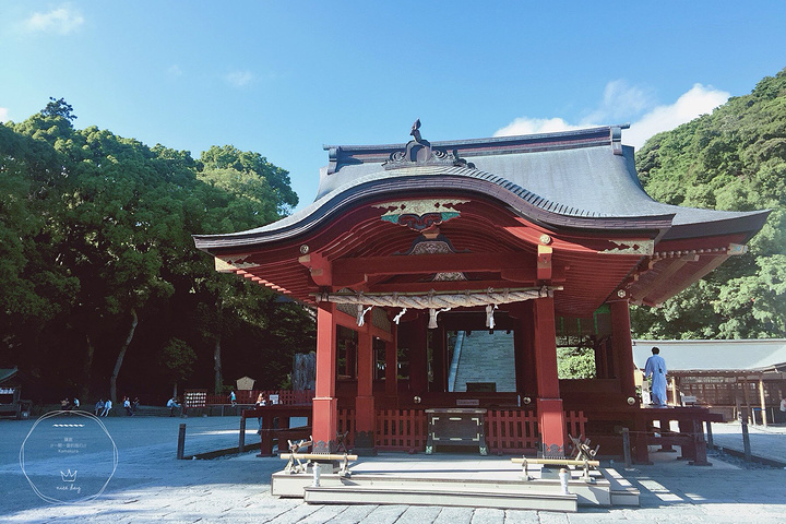 剧中的角色望着窗外的景色喃喃自语:"多好呀,镰仓_鹤冈八幡宫"的