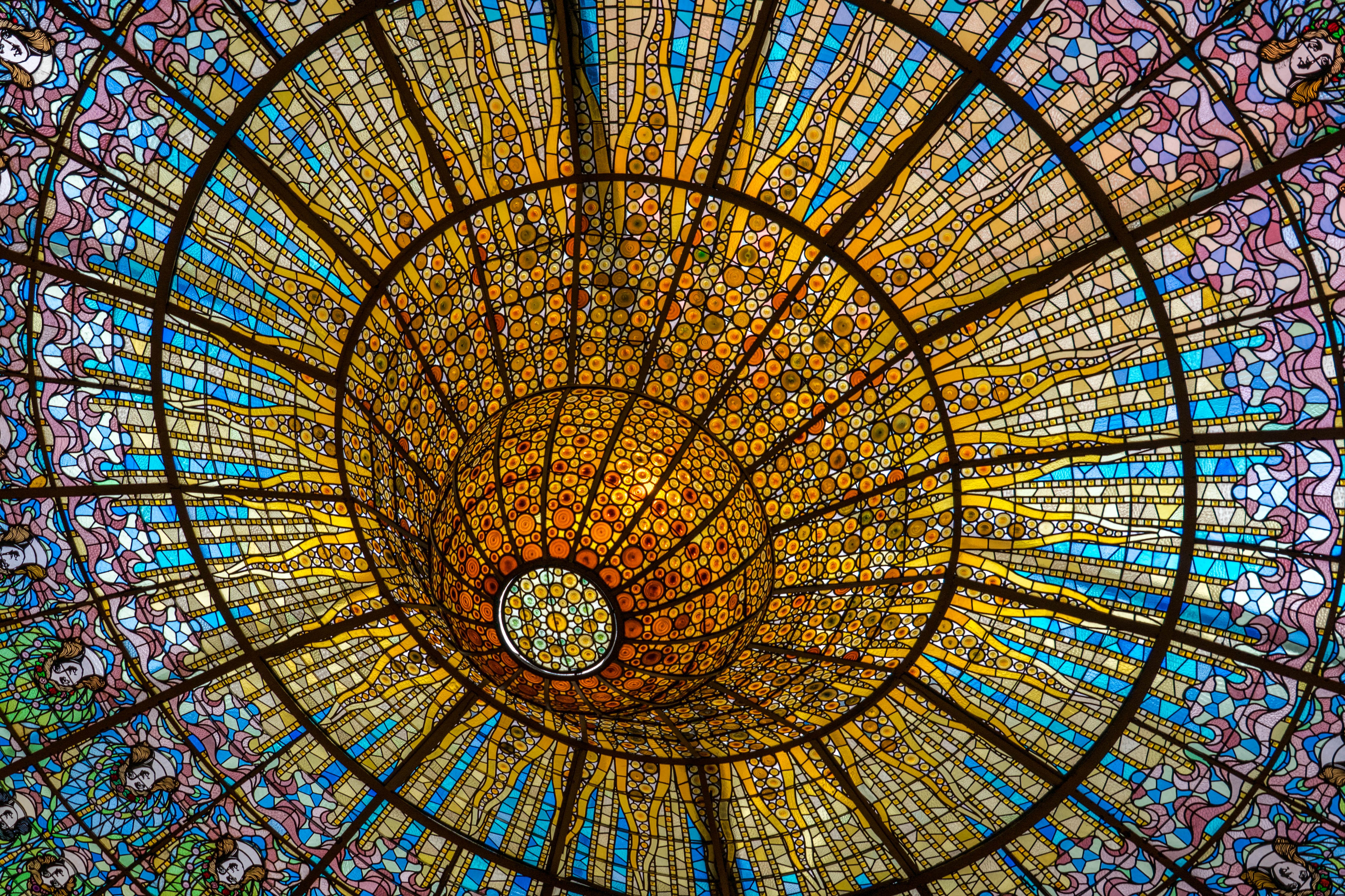 是美丽的浅色彩窗能够很好地透入自然光又不至于刺眼上面的图案主要是