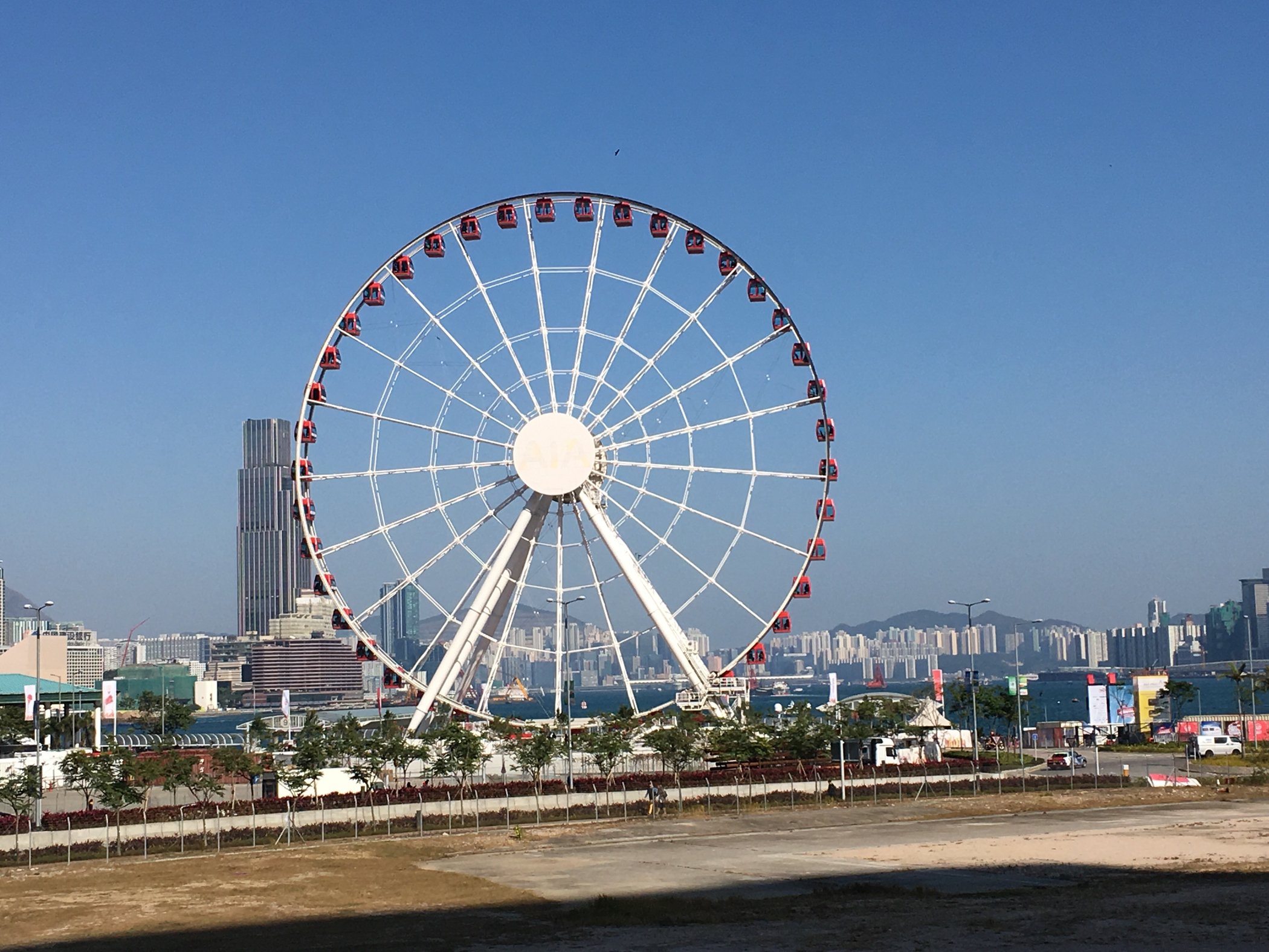 敦之眼建造在海河上的,是亚洲最大的摩天轮,但是我个人觉得坐摩天轮没