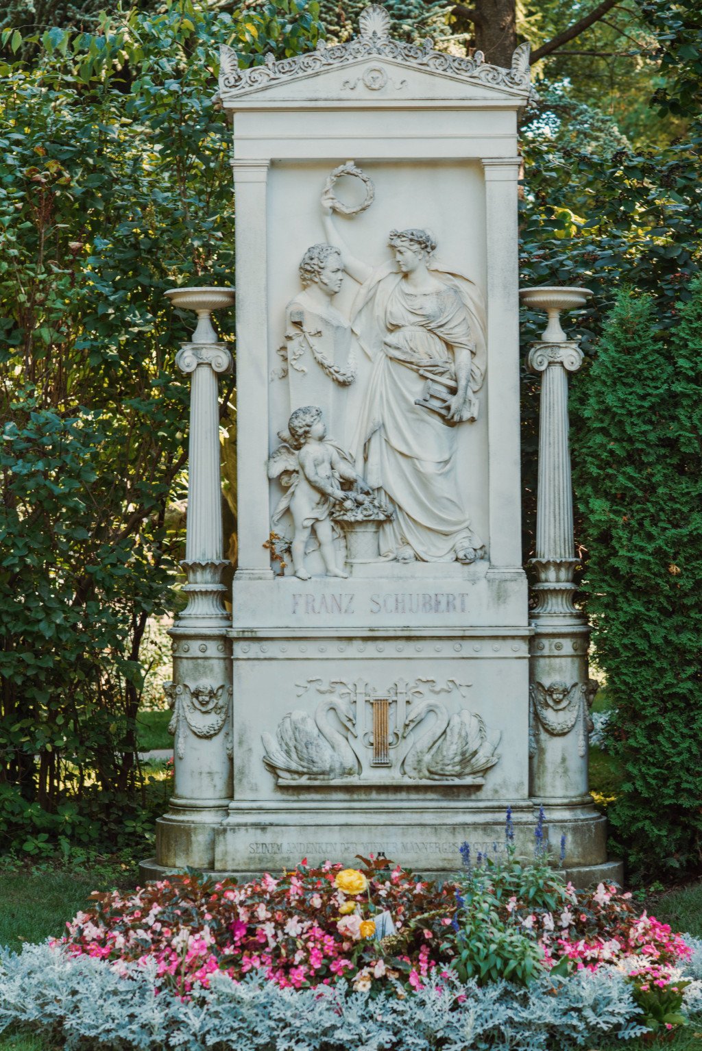 这些音乐巨匠们的墓碑全部都在32a 是欧洲第二大公墓