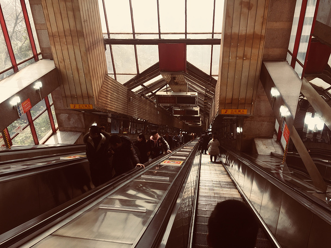 评论参观完大扶梯,我们坐地铁回酒店附近的广场吃饭.