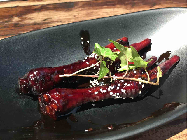 非常古风,感觉满满的都是仙气,菜品和服务员的