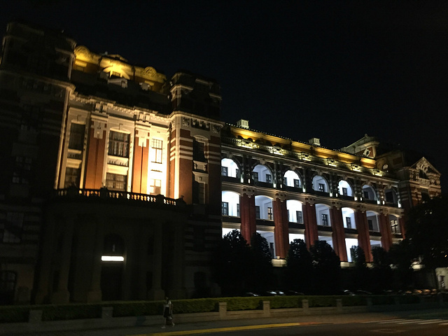 到此一游,啥都没逛,吃了个牛肉面,给老老小小买