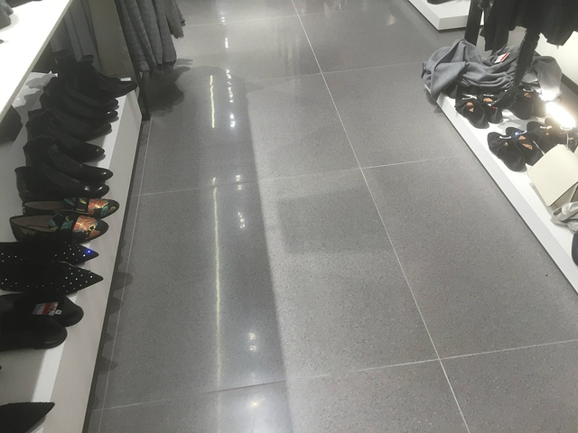 21看店里服饰一如既往地非常时尚 非常突破的一面 非常适宜的颜色搭配 来逛的女顾客也特别多 Zara 大阪心斎橋店 评论 去哪儿攻略