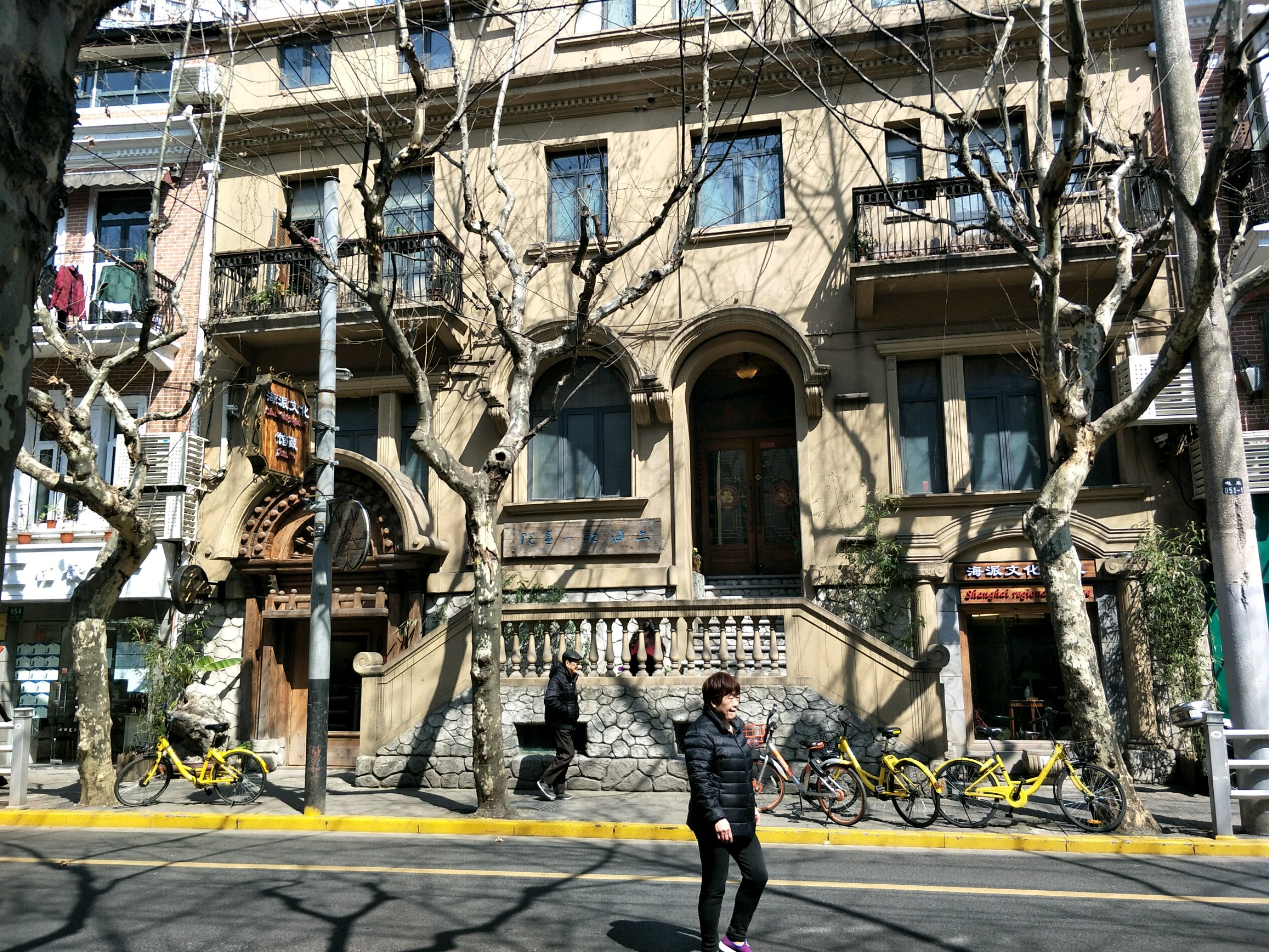 说到董家花园不得不提的就是它曾经的主人董浩云可以说这座董家花园