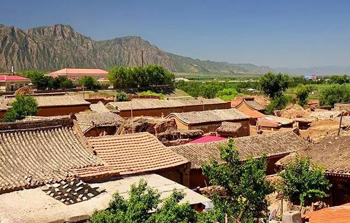 之后我们爬上了三义庙,三义庙是二层小楼,这里算是村里的制高点了,站