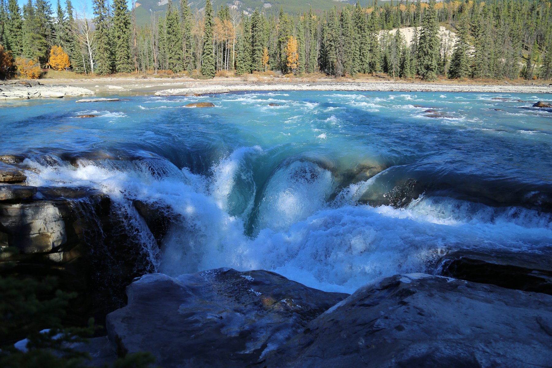 湍急,水量超大,水声滔天,极具震撼力,它流经的峡谷被水流长年冲刷