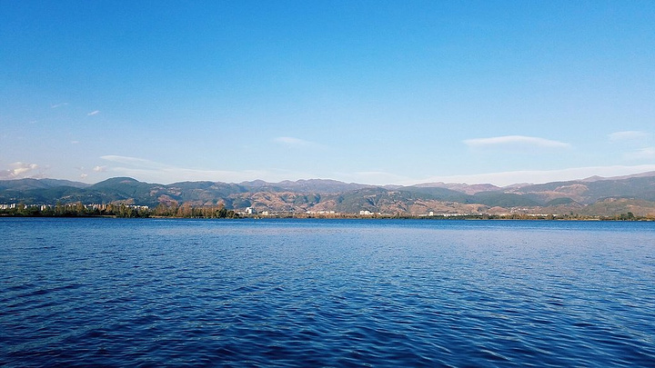 漫步在湖边栈道上时可以看船看水波粼粼和远处的山水烟波淼淼邛海的美