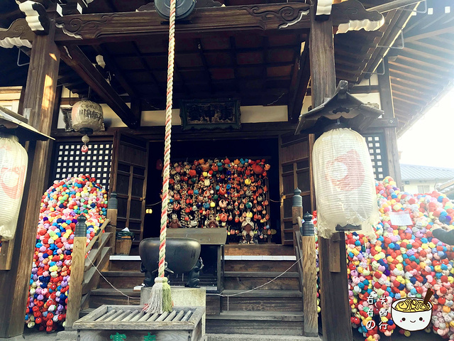 "往前走不久有一个小寺院叫"八坂庚申堂",和其他的木牌绘马不同