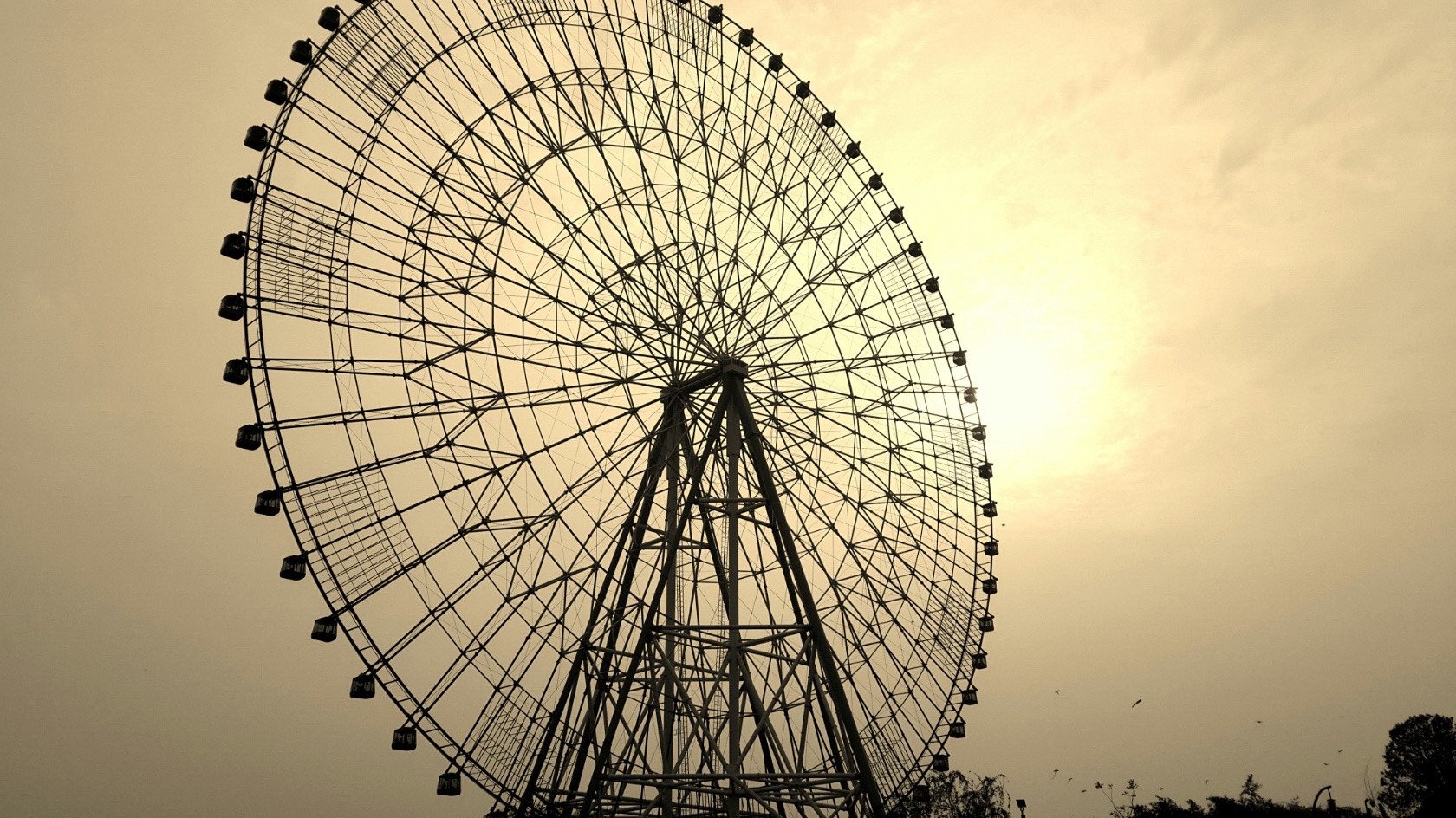 南昌之星摩天轮位于江西南昌的红谷滩新区红角洲赣江市民公园,高度约