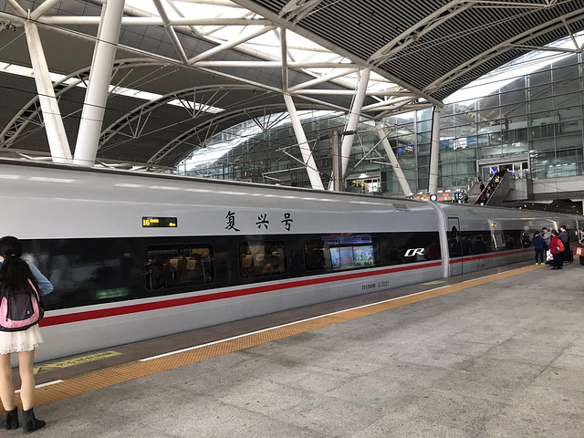 我们坐的是早上0810开的高铁我们提前了半个小时就已经到了南站时间