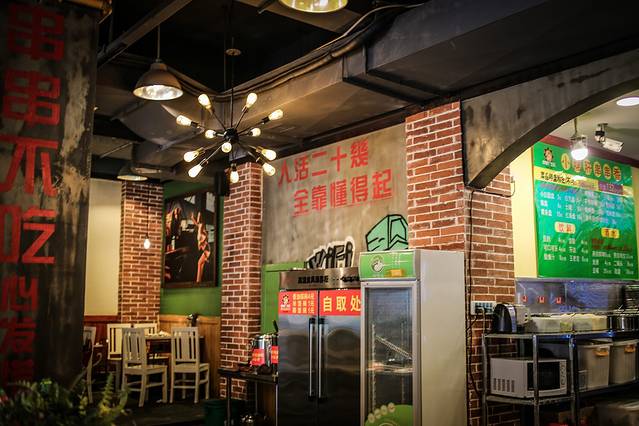 钢管厂五区小郡肝串串香(新华公园总店)