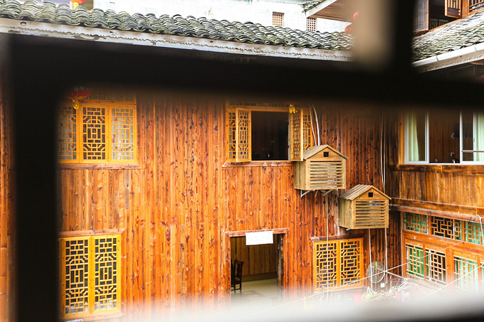 晨起,推开窗,看到的是龚滩,那古色古香的吊脚楼.