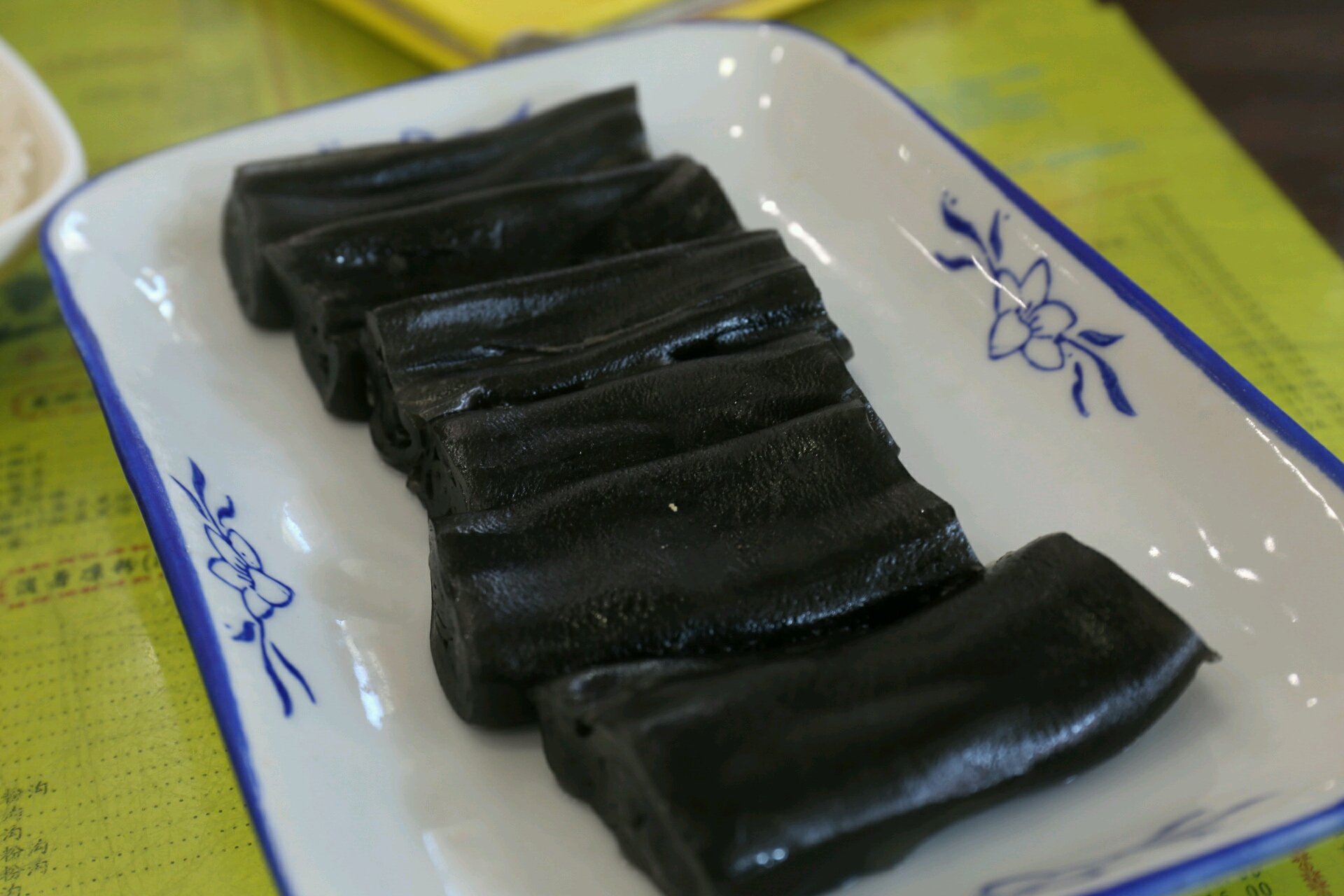 早餐点了:炸牛奶,芝麻拉皮卷,煎饺 每一样都很好吃 尤其芝麻拉皮卷 配