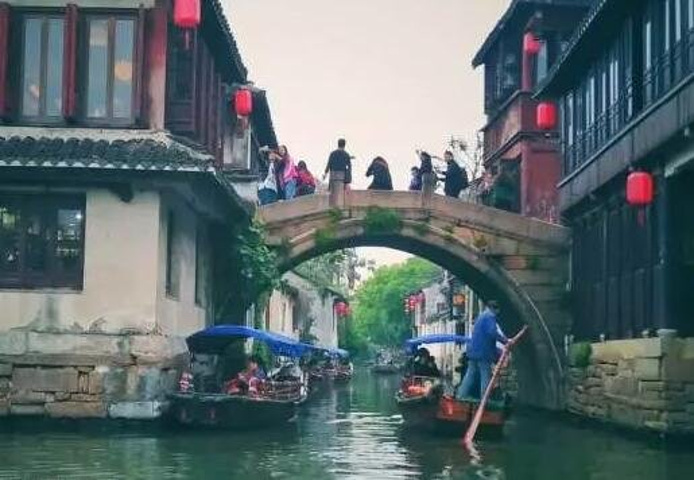 019尤其是运用油画和传统的中国水墨画技法创