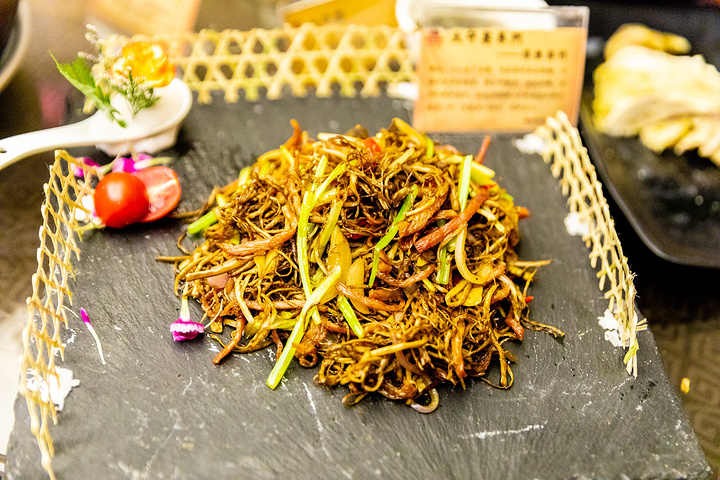 非丝非竹人心有个真境,非丝非竹而自恬愉,不烟不茗而自清芬.