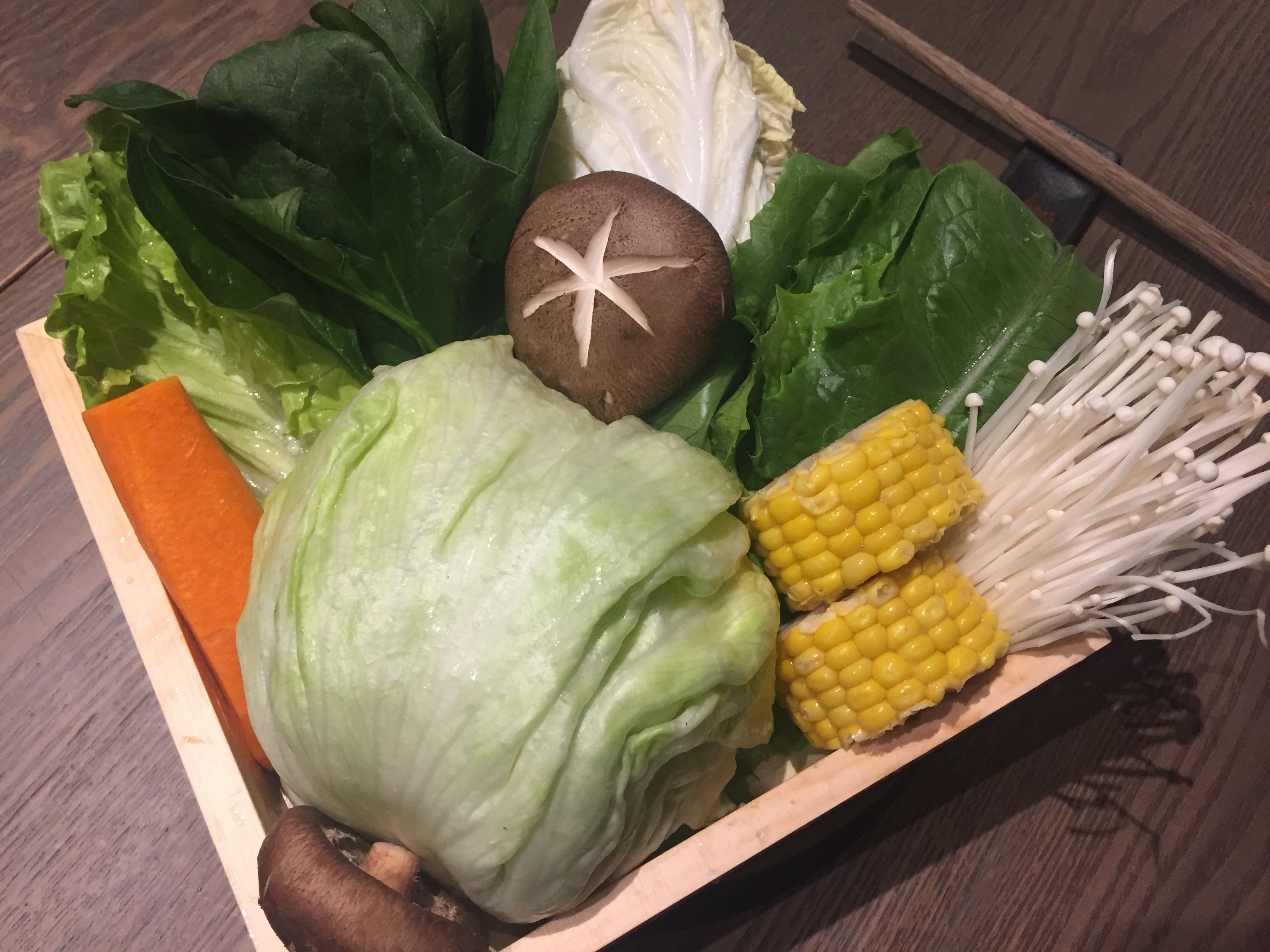 蔬菜拼盘更是吃他们家火锅的必备,里面有各种时蔬吧,玉米最甜,十分