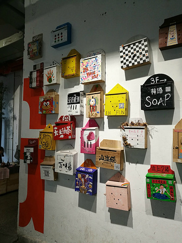 李子坝附近有班车去贰厂和鹅岭公园,我们先去