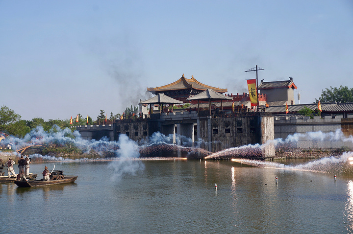 走在石桥上,仿佛再现了古都汴京的繁华胜景;这个必须好评