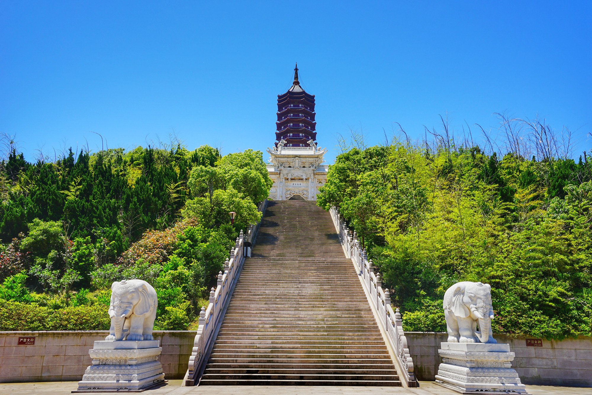普门万佛宝塔是和宝陀讲寺一起建的,虽然不是古迹,但宝塔所在的平台是