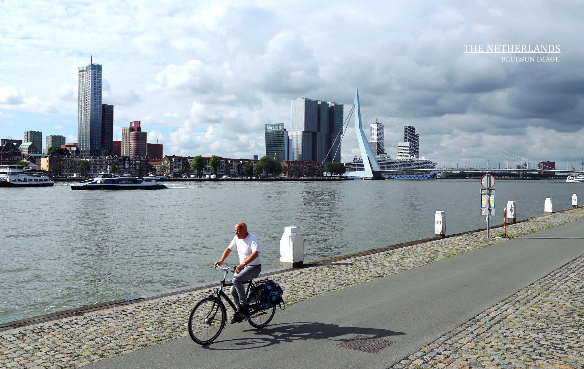 离开大市场,我们溜达到了宽阔的新马斯 河北 岸,这条河将 鹿特丹 分割