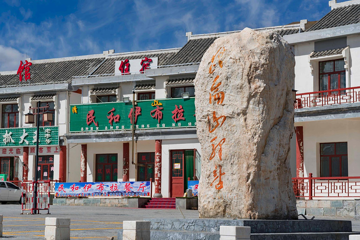 这里应该是从拉萨向格尔木方向走来看见的最干