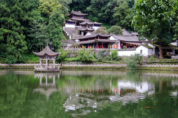 和顺古镇里游人并不多显得更加的宁静一个人慢慢的在古镇里逛着穿过