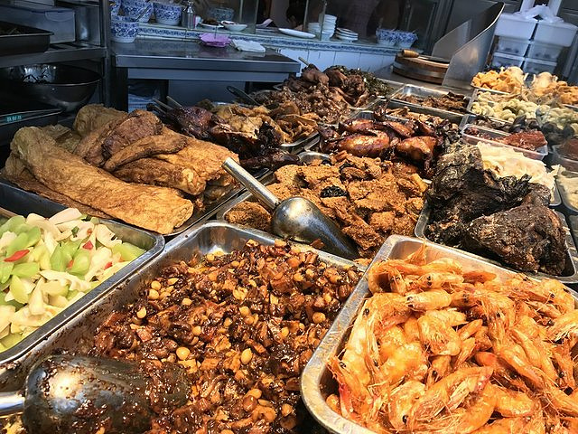 一楼以外卖和小吃为主,二楼有点餐。如今德兴