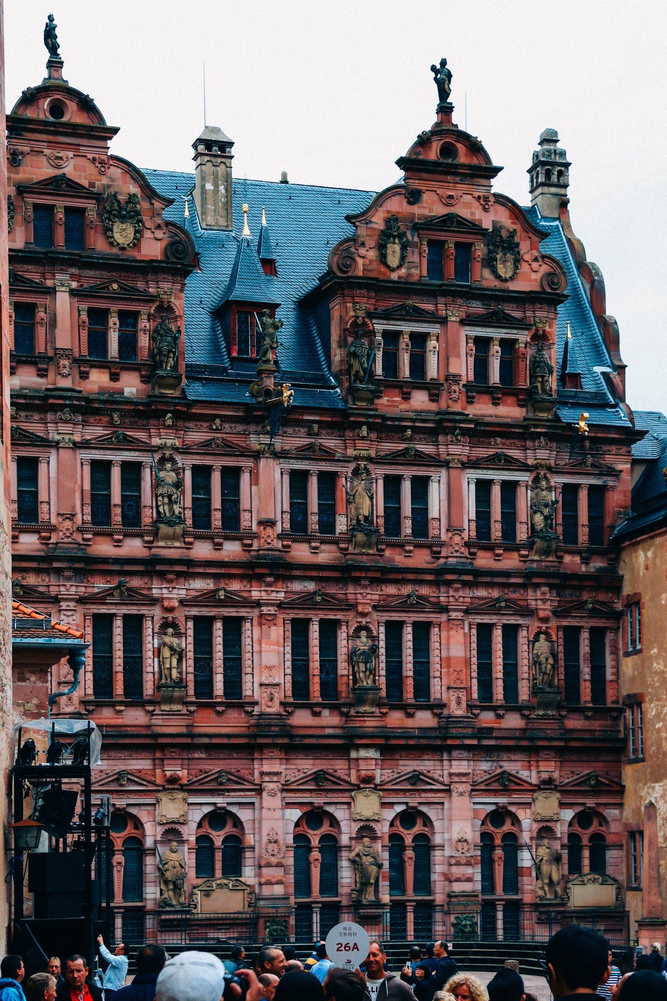 德堡市老城区的主街为豪普特街,与内卡河平行,西起俾斯麦广场