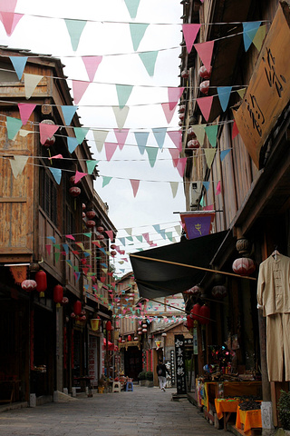 今天不是节假日,也过了暑假,街上游人很少。但
