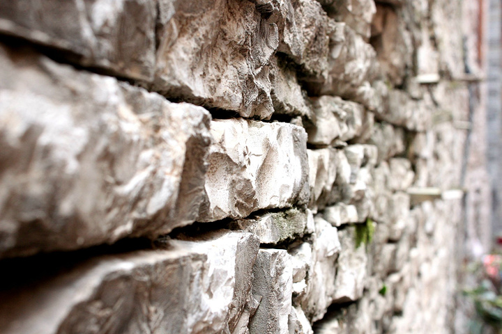 今天不是节假日,也过了暑假,街上游人很少。但