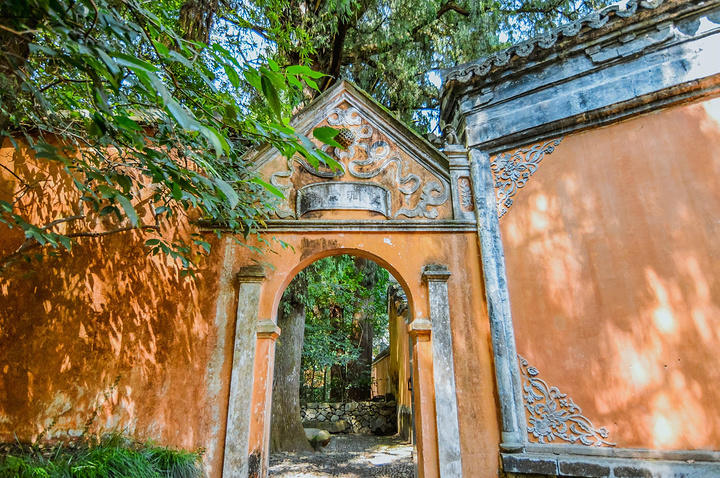 "依山就势而建，寺院每天迎来送往，游客如织。国清寺，被香烟缭绕了一千多年的“清净世界”_国清景区"的评论图片