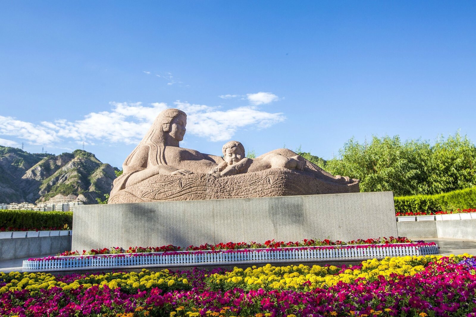 的滨河路中段,小西湖公园北侧,是全国诸多表现中华民族的母亲河--黄河