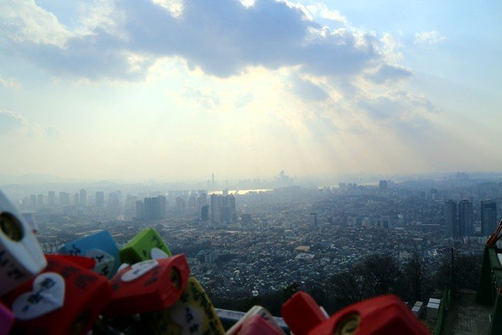 n首尔塔位于韩国首尔特别市龙山区的南山前称首尔塔或汉城塔高2367米