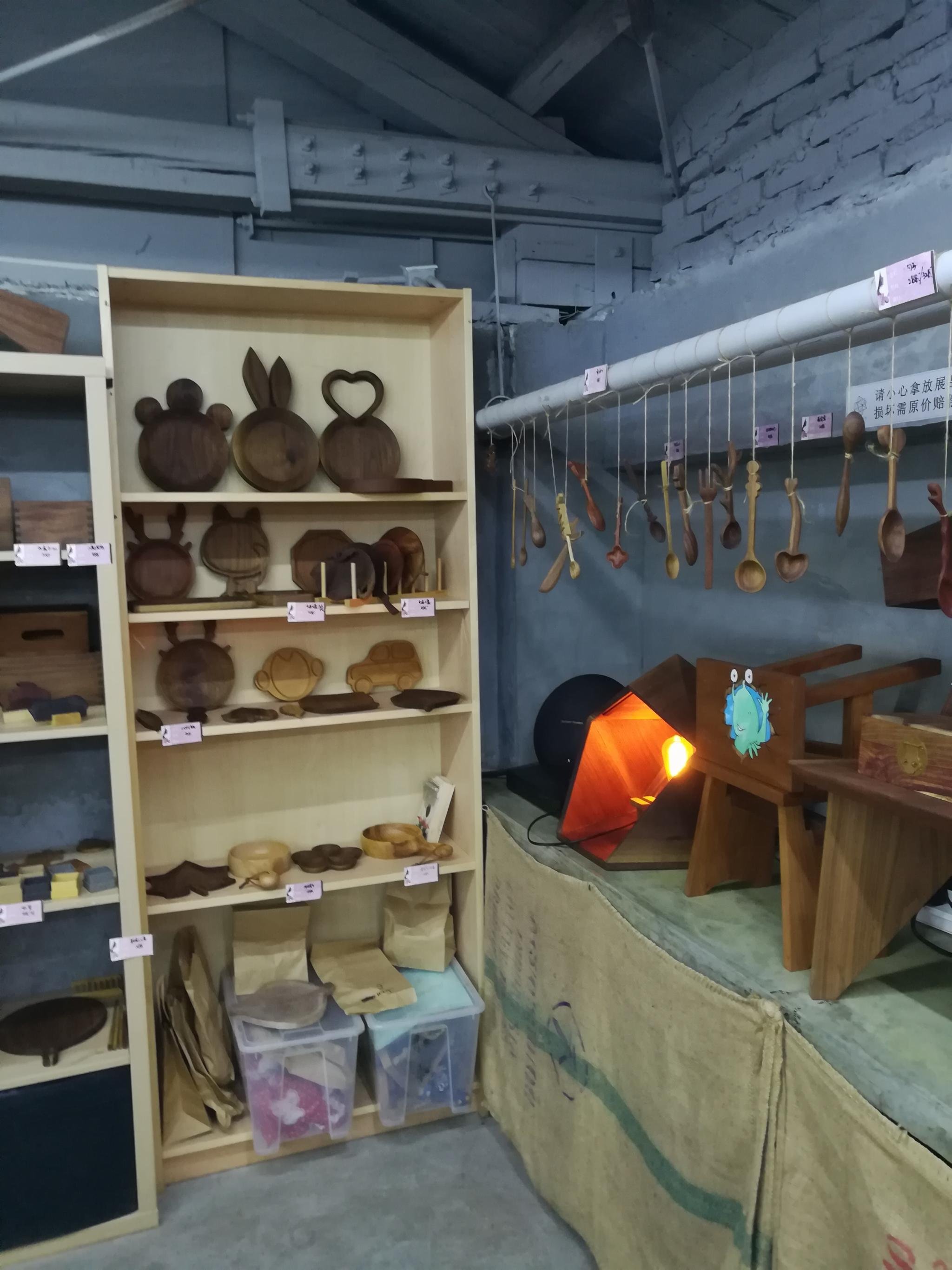 这是一个陶艺作品店,各种精致的器皿和陶艺雕塑很好