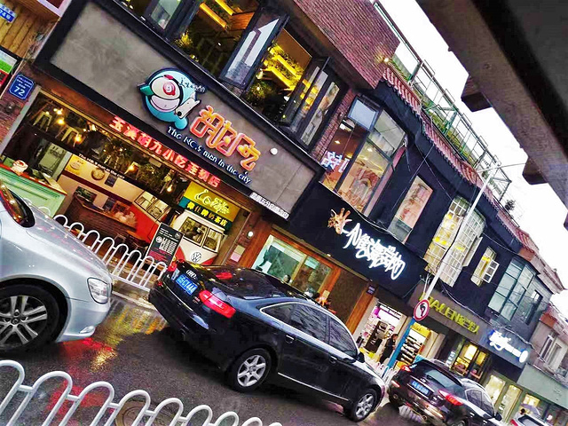 圆西路是昆明一条著名的小吃街,来昆明的游客必逛景点之一.