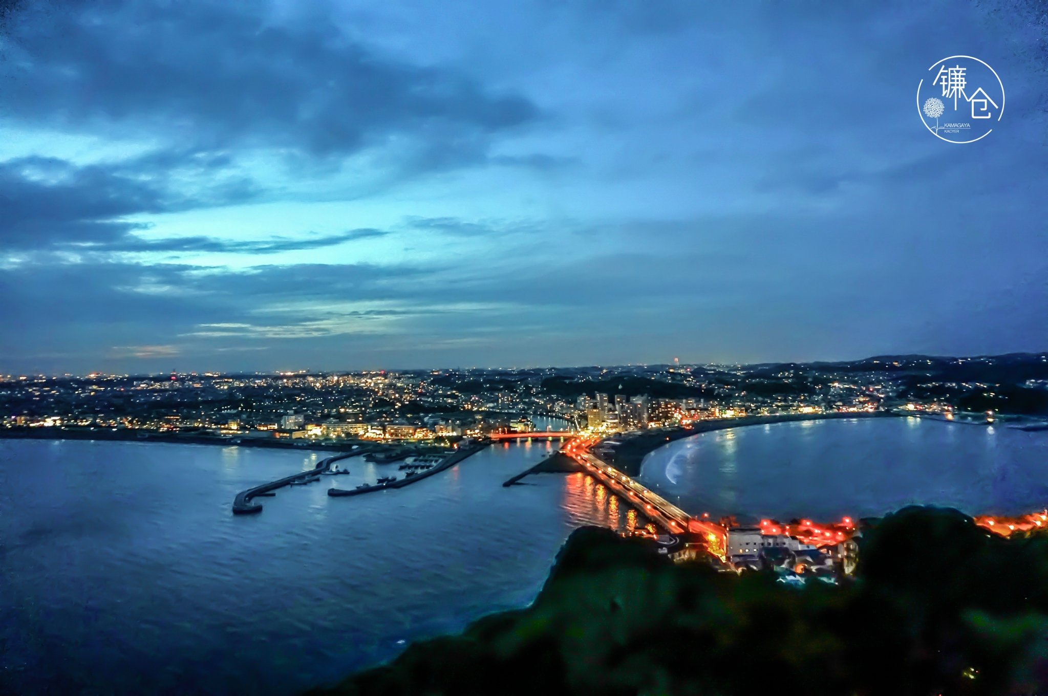 江之岛站前著名的小景等我踏上江之岛时已是落日余晖岛上的游客纷纷