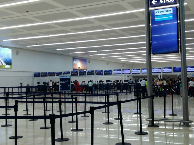"4号候机楼是坎昆国际机场新建的候机楼，宽敞明亮。航班准时从机场起飞。在西捷柜台直接办理登机手续_坎昆国际机场"的评论图片