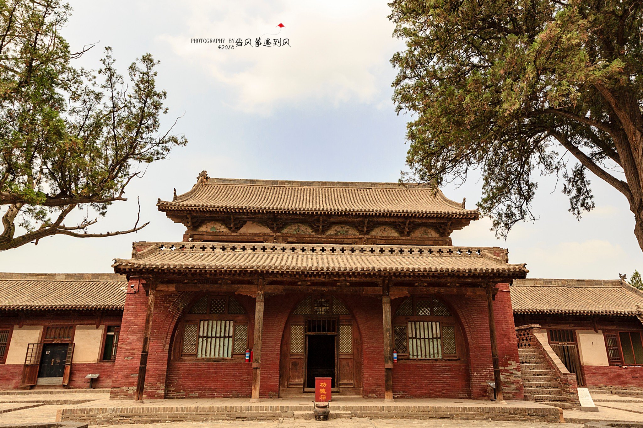 殿内竟然没有一根立柱完全靠卯榫将整个屋顶撑住据说建造时只要有一个