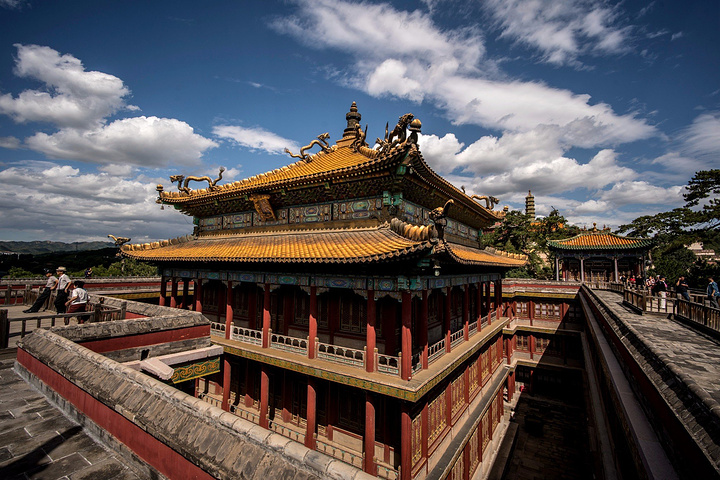 当年十一月,水土不服的六世班禅突然在 北京 黄寺出痘发烧,乾隆探视