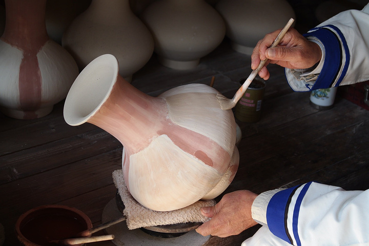 上午我们来到景德镇民俗博览区参观陶瓷的发展史和制作过程窑烧正是