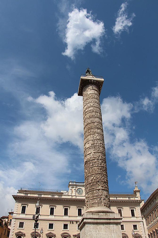 科隆纳广场主要因为广场上矗立的高大的科隆纳记功柱而闻名